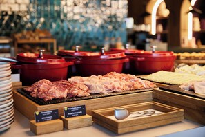 Colazione a buffet, servita tutte le mattine (19.5 EUR a persona) 