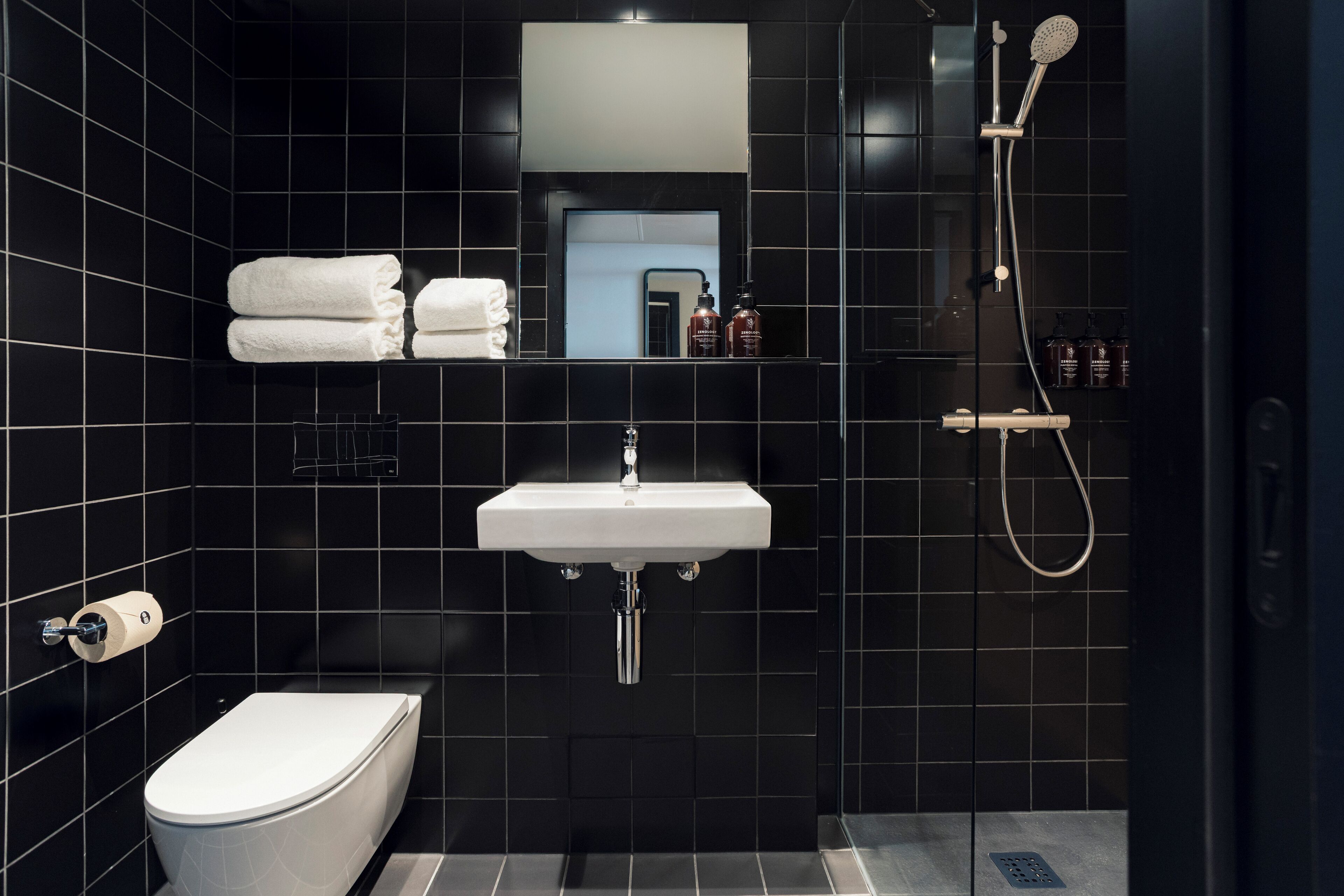 panoramic suite | bathroom | shower, free toiletries, hair dryer, bidet