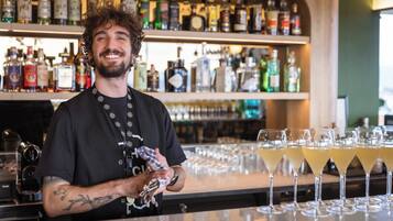 2 bars, bar en bord de piscine