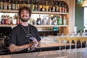 2 bares o lounges, bar junto a la alberca 