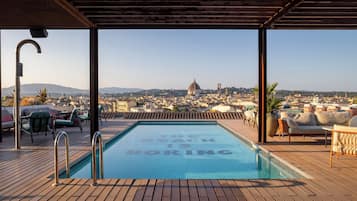 Hồ bơi ngoài trời phục vụ theo mùa