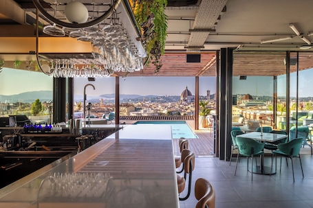 2 bares, bar junto a la piscina. The Social Hub Florence Lavagnini