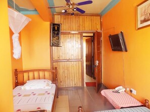 Habitación económica con 2 camas individuales | Área de sala de estar | Televisión de pantalla plana