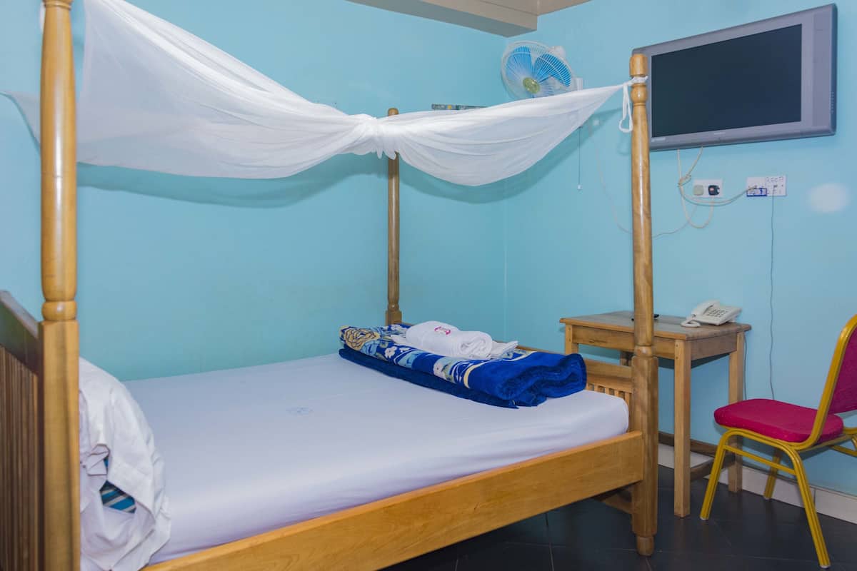 Escritorio, wifi gratis y ropa de cama
