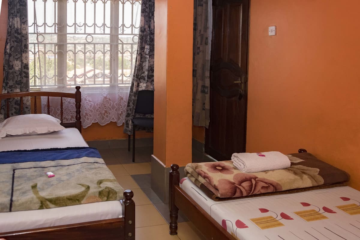 Quarto duplo econômico | Escrivaninha, Wi-Fi de cortesia, roupa de cama