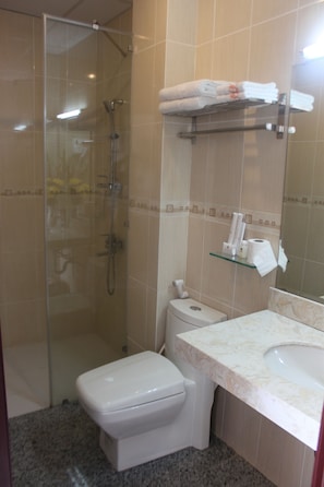 Buồng tắm vòi sen, đồ dùng nhà tắm miễn phí, máy sấy tóc