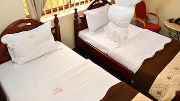 Escritorio, wifi gratis y ropa de cama