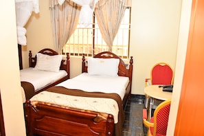 Twin Room | Desk, free WiFi, bed sheets