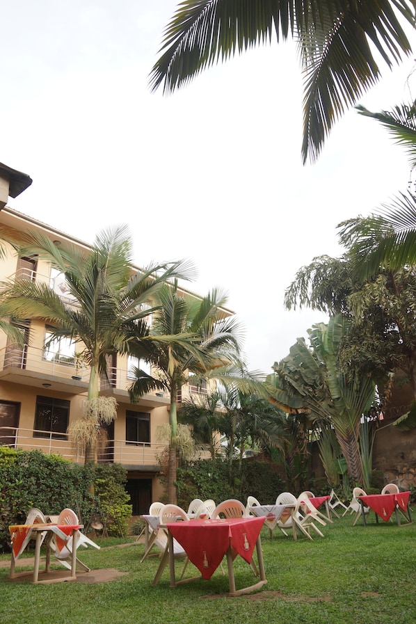 Aamiainen, lounas ja illallinen; paikallinen ja kansainvälinen keittiö