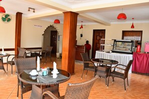 Breakfast, lunch, dinner served; local and international cuisine  - Florida Hotel (Kampala)