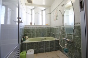 Tina y regadera independientes y amenidades de baño gratuitas 