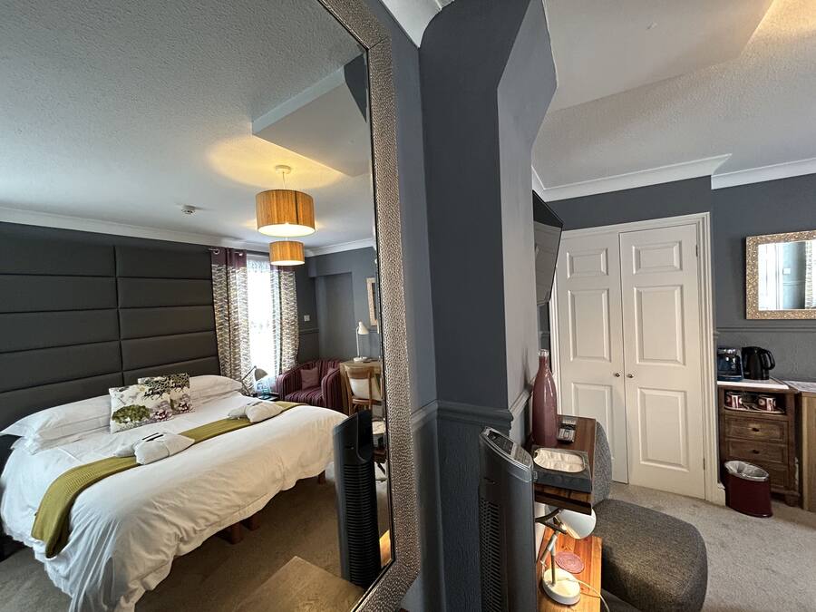 Rom, 1 kingsize-seng | Allergitestet sengetøy, skrivebord og blendingsgardiner