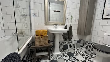 Camera Superior con letto matrimoniale o 2 letti singoli, vasca da bagno | Bagno | Doccia, set di cortesia gratuito, asciugacapelli, accappatoio