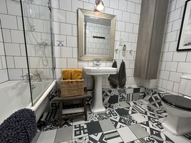 Quarto casal ou duplo superior, banheira | Banheiro | Chuveiro, produtos de toalete grátis, secador de cabelo 