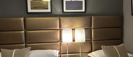 Dreibettzimmer | Allergikerbettwaren, Schreibtisch, Verdunkelungsvorhänge