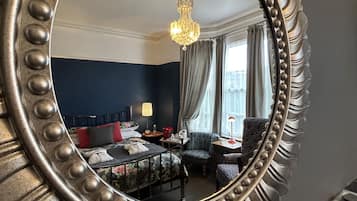 Ropa de cama hipoalergénica, escritorio y cortinas blackout