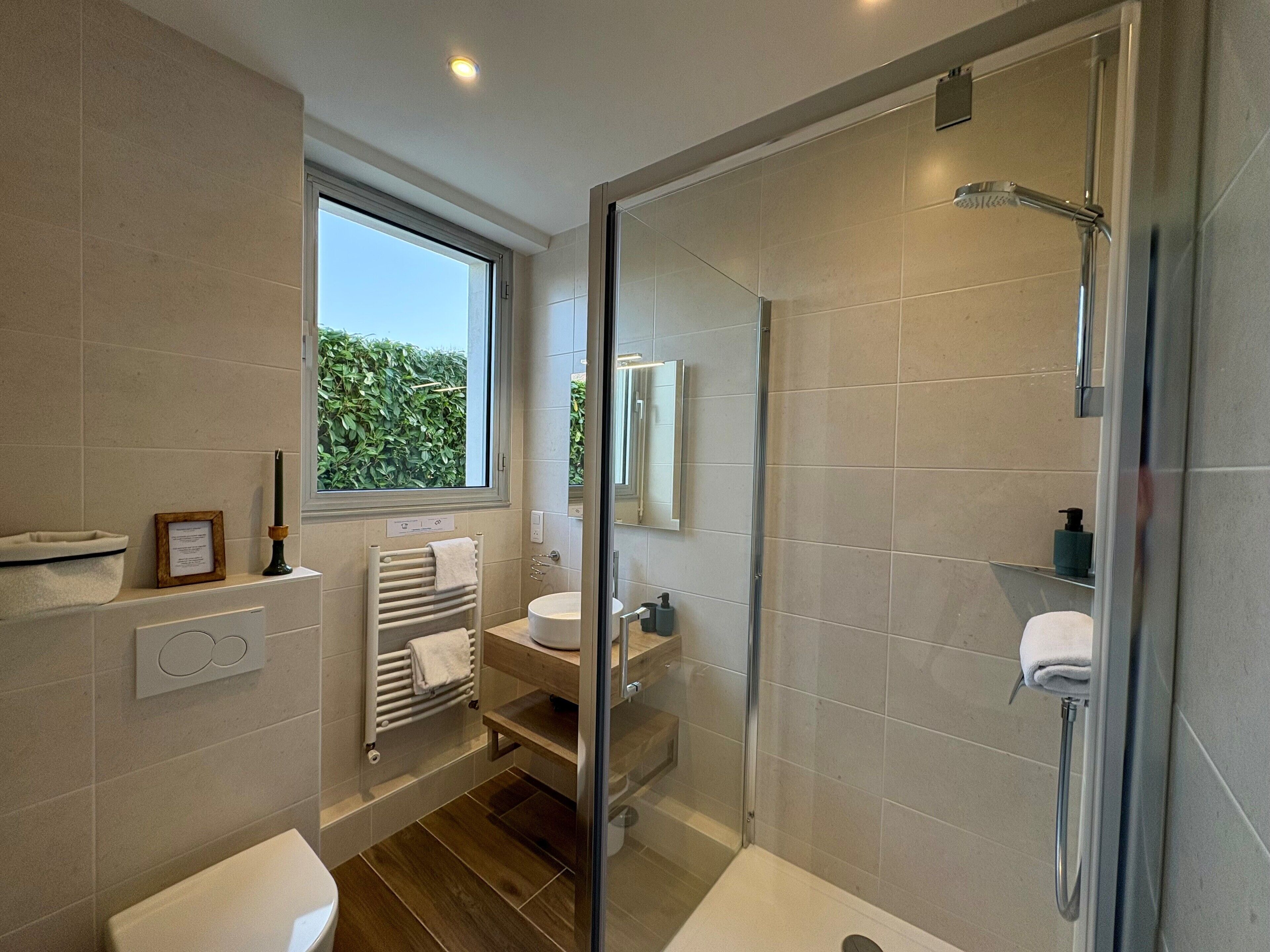 Chambre Superieure | Badkamer | Een douche, gratis toiletartikelen, een haardroger, handdoeken