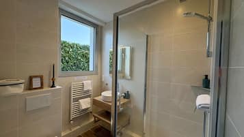 Chambre Superieure | Badkamer | Een douche, gratis toiletartikelen, een haardroger, handdoeken