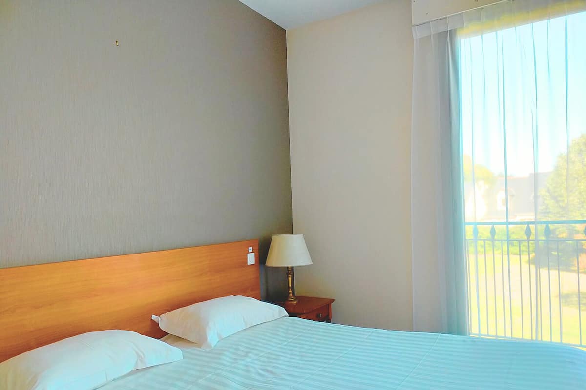 Chambre Familiale 4 Personnes | Individually decorated, desk, laptop workspace, blackout drapes