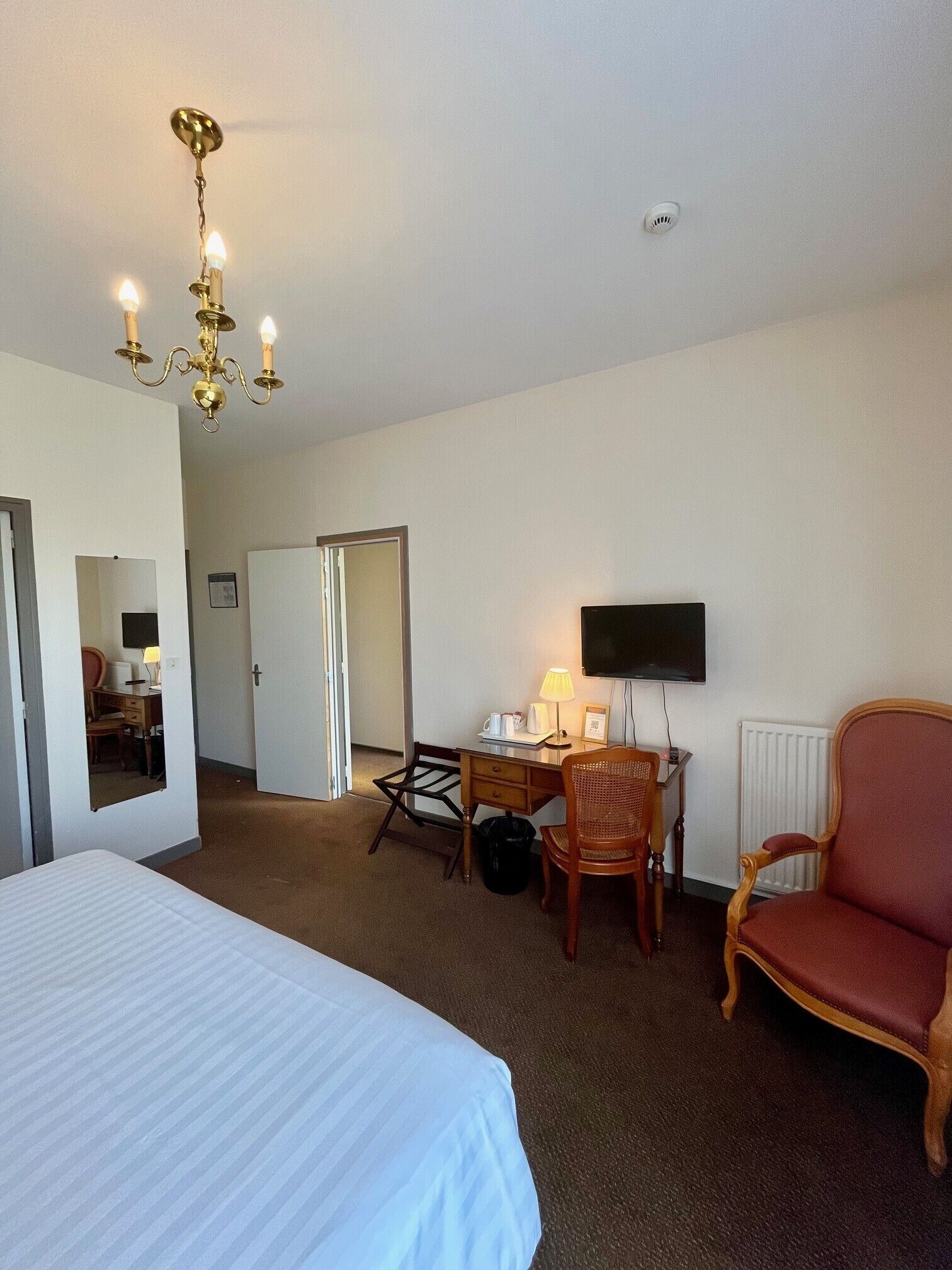 Chambre Familiale 4 Personnes | Individually decorated, desk, laptop workspace, blackout drapes