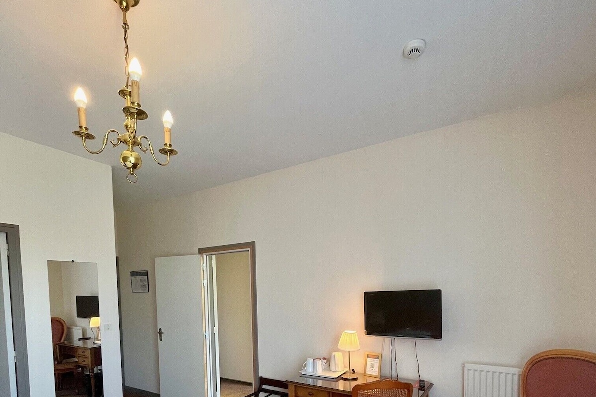 Chambre Familiale 4 Personnes | Individually decorated, desk, laptop workspace, blackout curtains