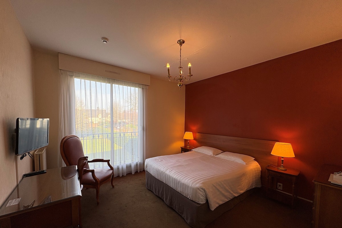 Chambre Classique | Individuelt dekorert, skrivebord og skrivebord for bærbar PC