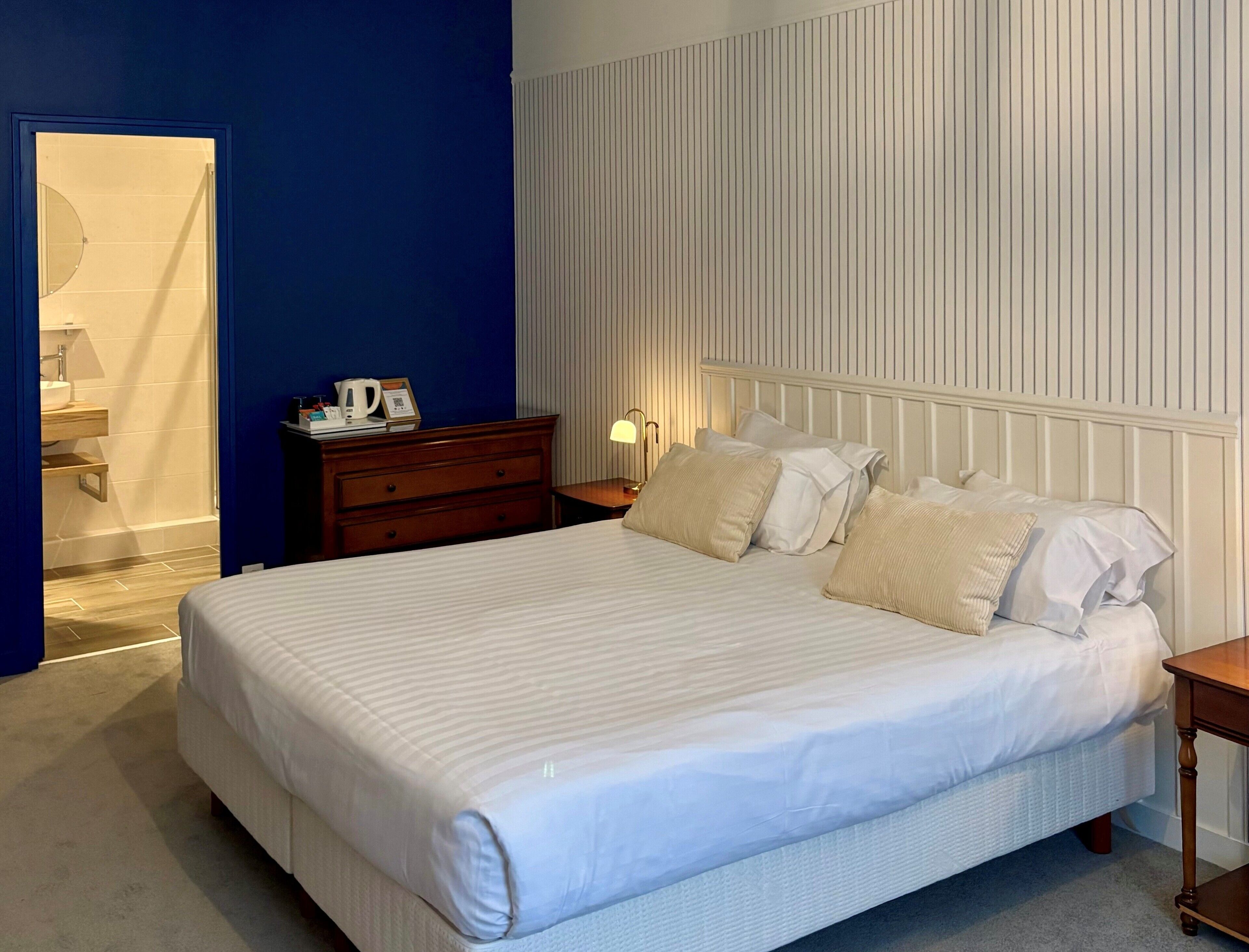 Habitación doble Deluxe, 1 cama King size, para no fumadores | Decoración personalizada, escritorio y espacio para trabajar con laptop 