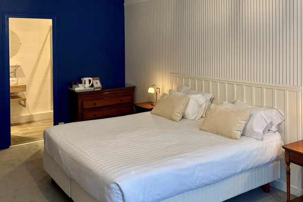 Deluxe Double Room, 1 King Bed, Non Smoking | Individually decorated, desk, laptop workspace, blackout curtains