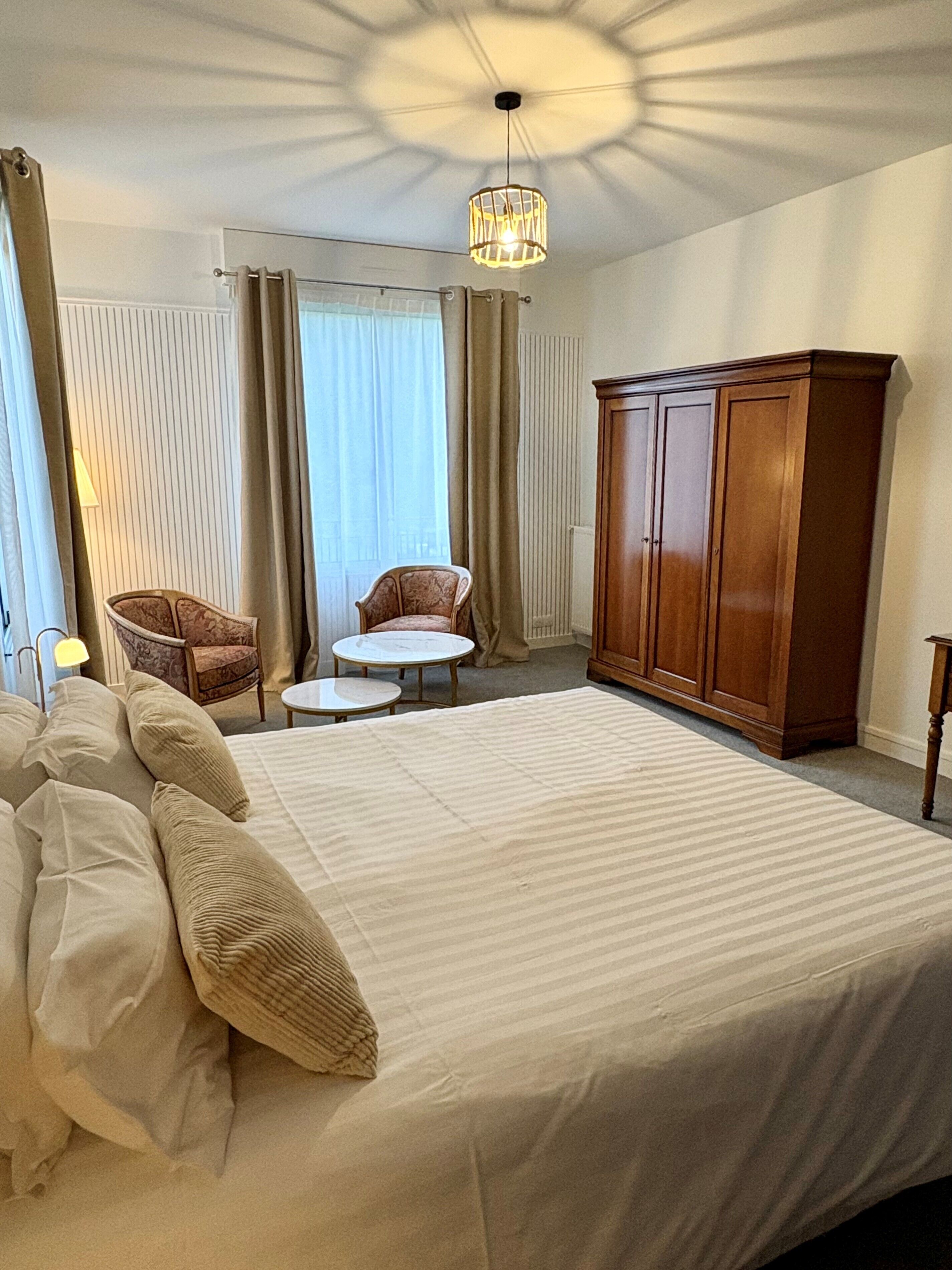 Habitación doble Deluxe, 1 cama King size, para no fumadores | Decoración personalizada, escritorio y espacio para trabajar con laptop 