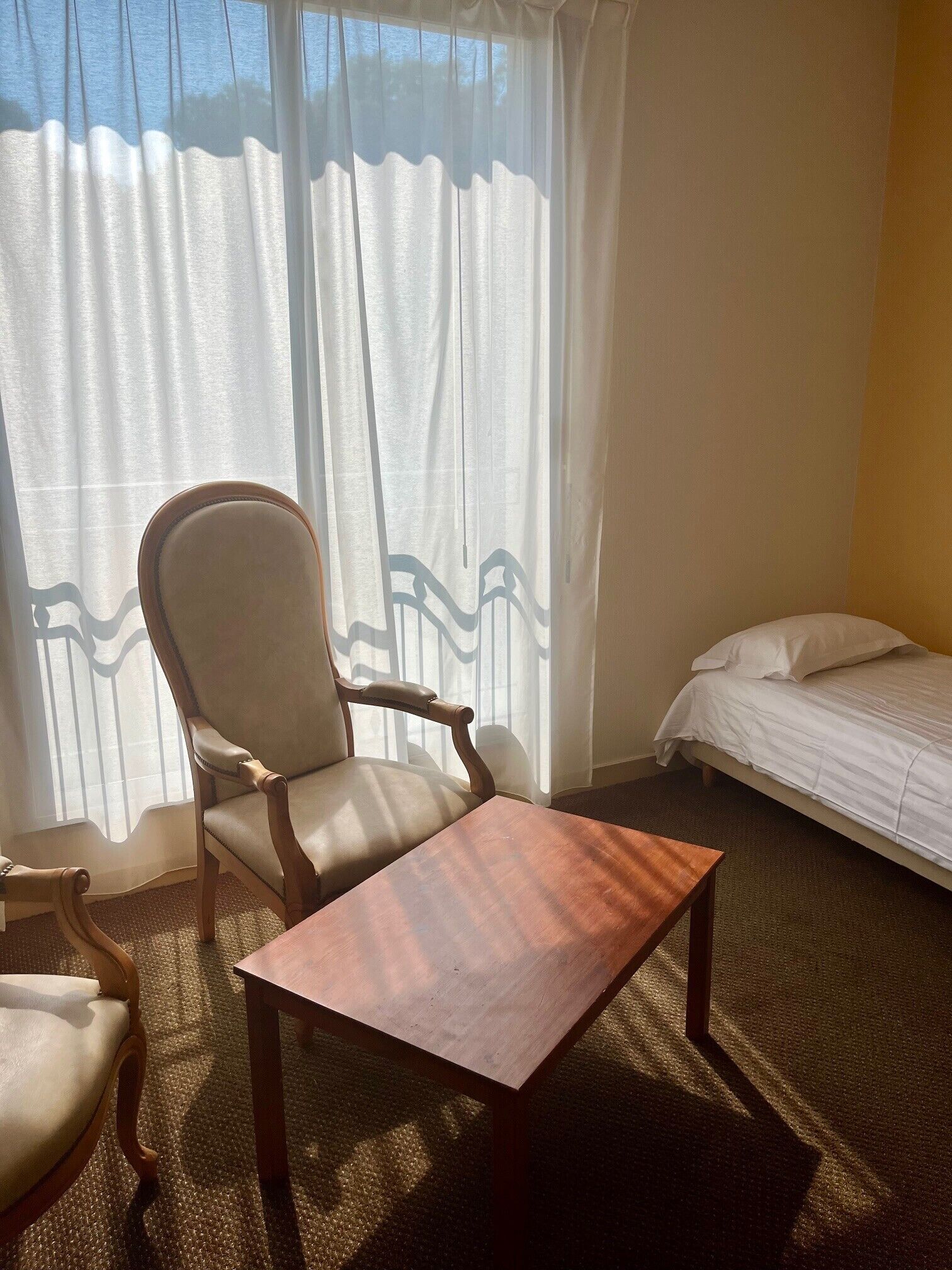 Chambre Familiale 5 Personnes | Individually decorated, desk, laptop workspace, blackout drapes