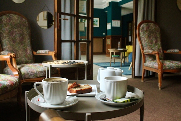 Coin salon dans le hall