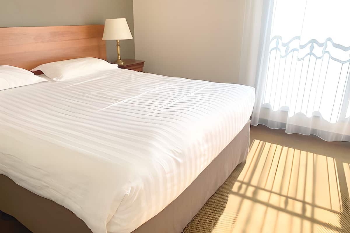 chambre familiale 5 personnes | individually decorated, desk, laptop workspace, blackout curtains