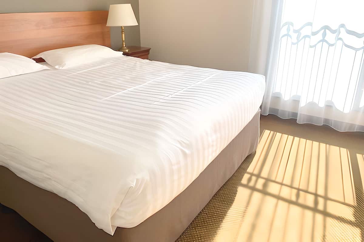 Chambre Familiale 5 Personnes | Individuell dekoriert, Schreibtisch, laptopgeeigneter Arbeitsplatz