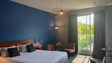 Deluxe tweepersoonskamer, 1 kingsize bed, niet-roken | Individueel gedecoreerd, een bureau, een laptopwerkplek