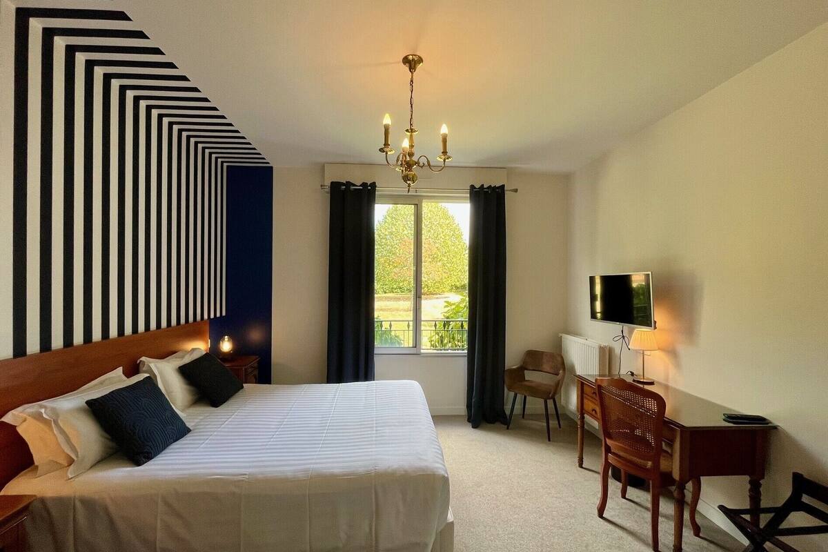 Chambre Superieure | Escritorio, espacio para trabajar con un portátil, cortinas opacas