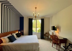 Decoración personalizada, escritorio y espacio para trabajar con laptop