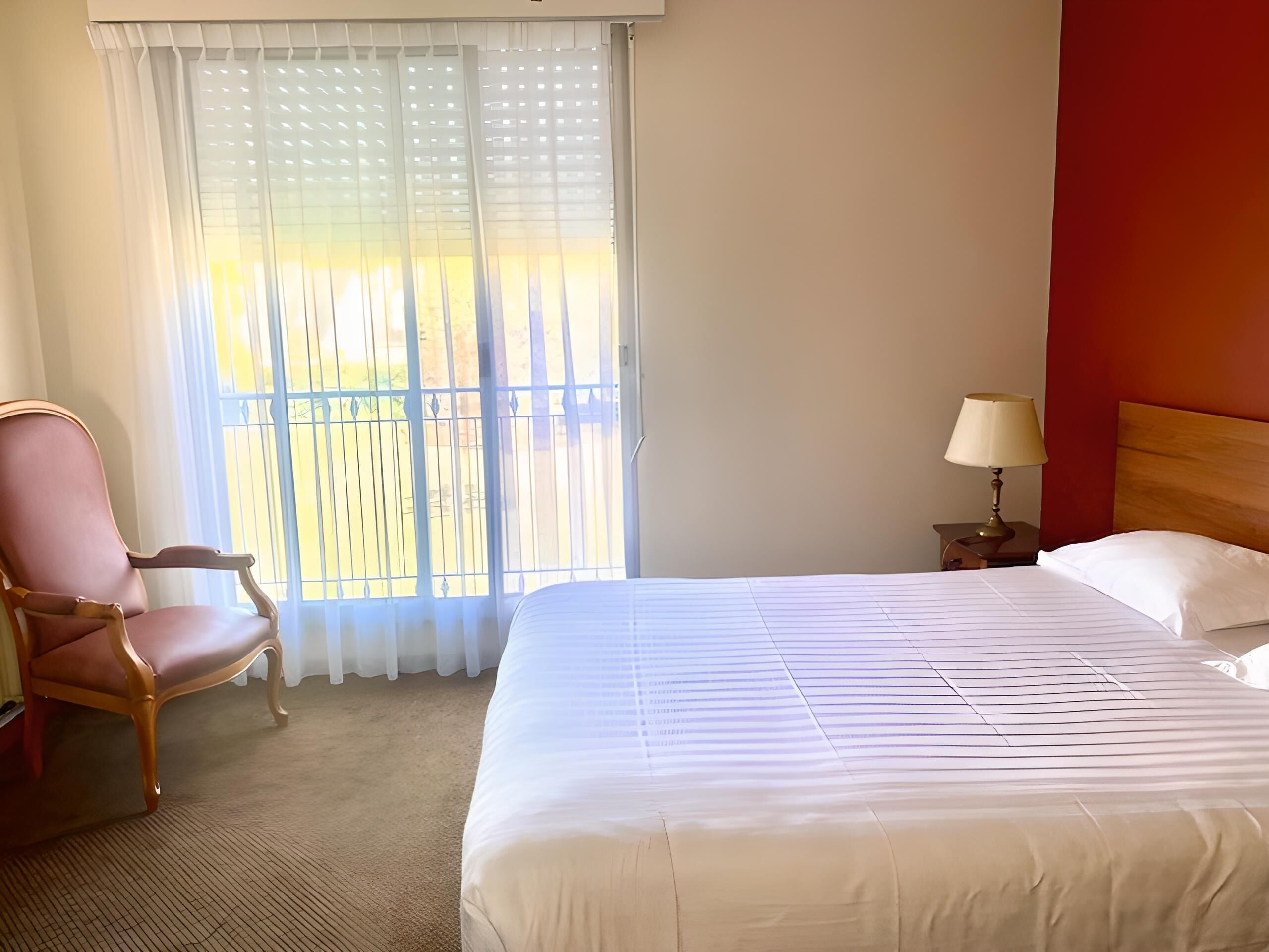 chambre superieure | individually decorated, desk, laptop workspace, blackout curtains