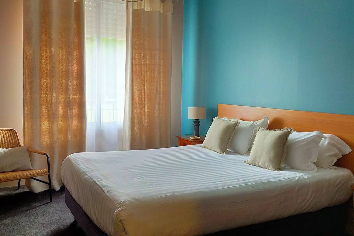 deluxe double room, 1 king bed, non smoking | individually decorated, desk, laptop workspace, blackout curtains