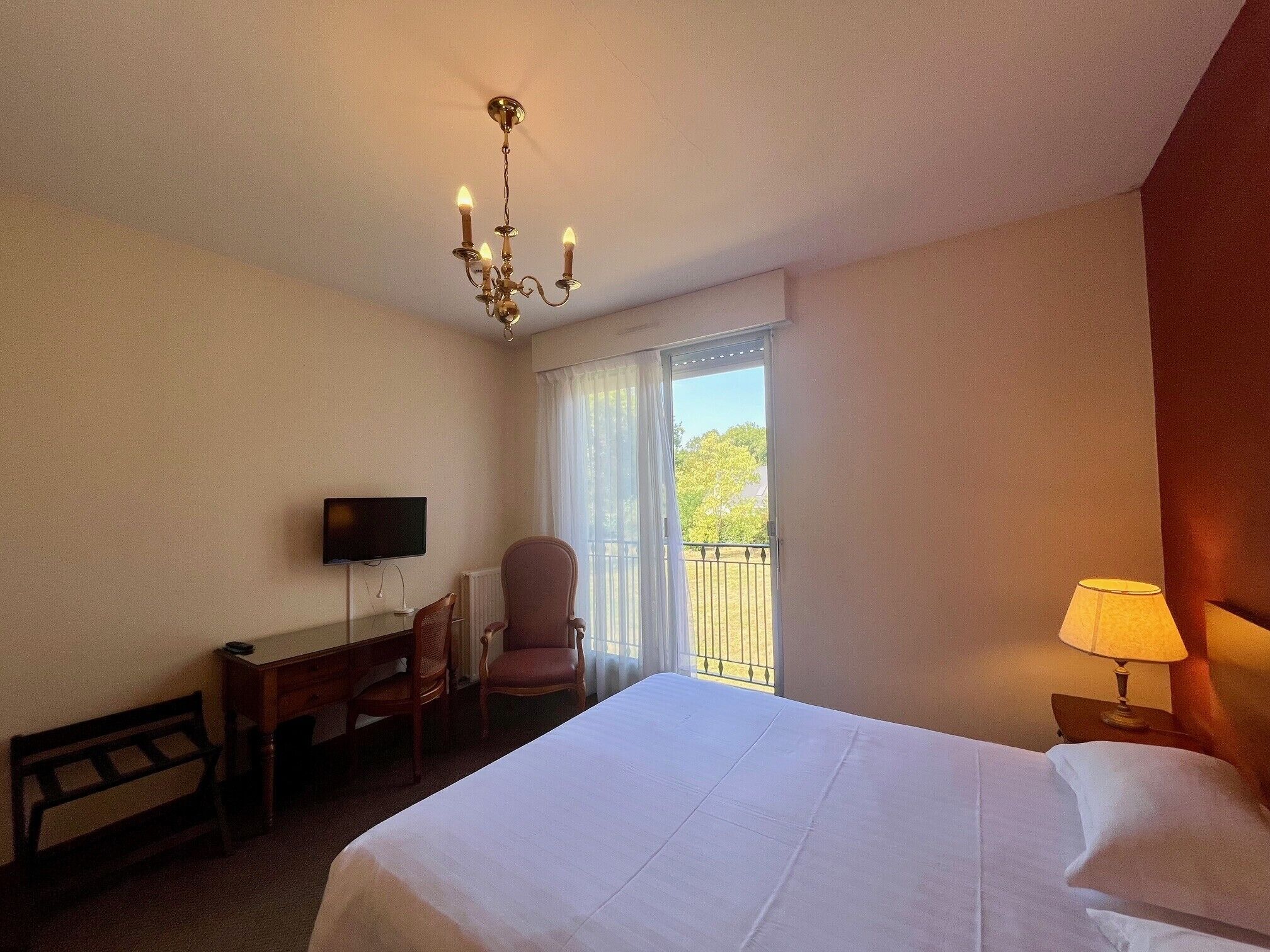 Chambre Classique | Individually decorated, desk, laptop workspace, blackout drapes