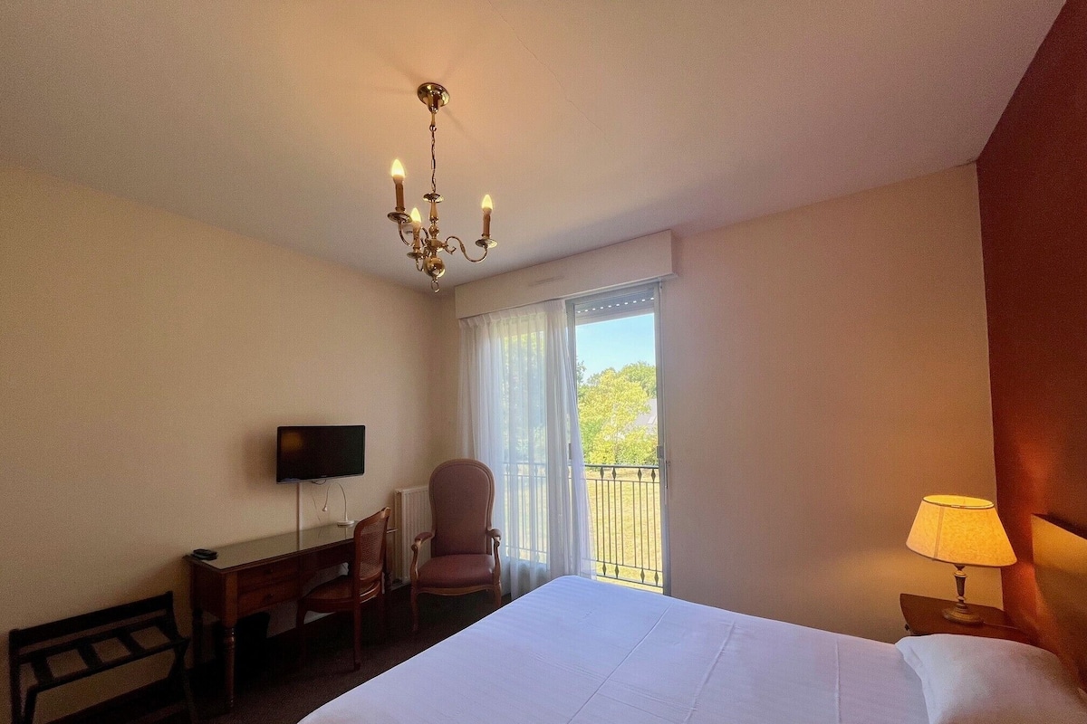 Chambre Classique | Individually decorated, desk, laptop workspace, blackout curtains