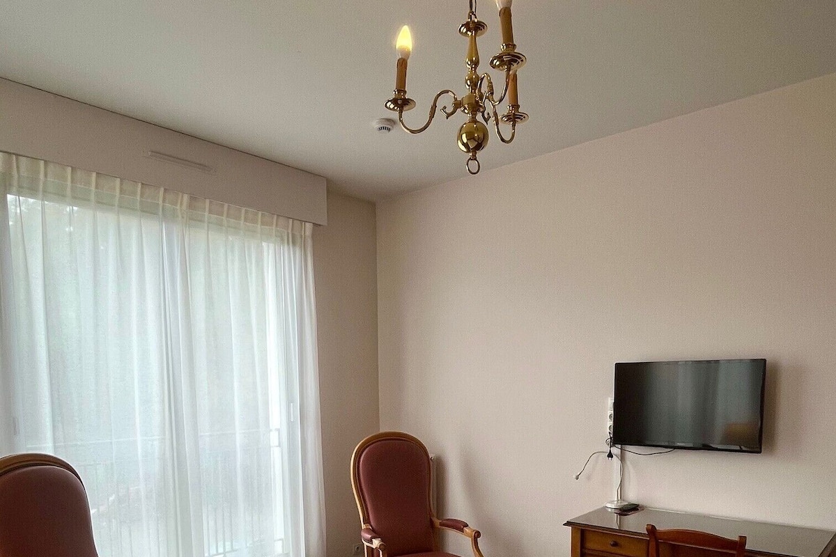 Chambre Classique | Individually decorated, desk, laptop workspace, blackout drapes