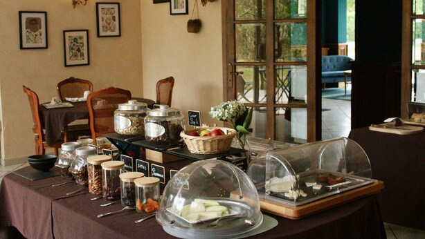 Un bufé de desayuno con diversas opciones de alimentos y salsas.