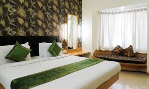 Standard Room | Meja, seterika/papan seterika, katil lipat simpan/tambahan 