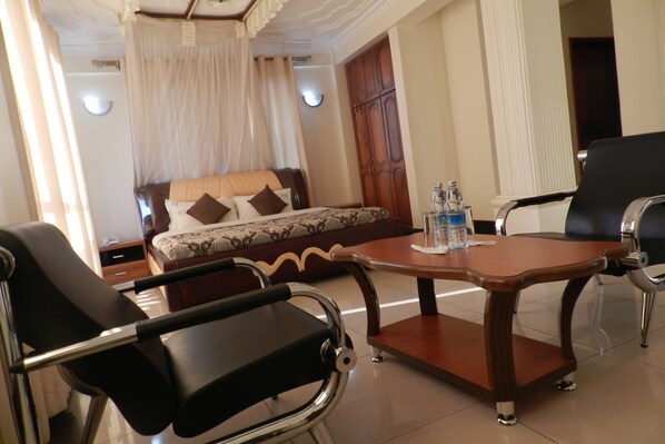 Suite | Área de sala de estar | Televisión de pantalla plana 