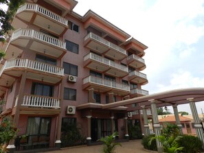 Vista frontal de la propiedad