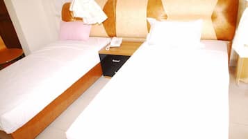 Chambre avec lits jumeaux | Coffres-forts dans les chambres, bureau, chambres insonorisées