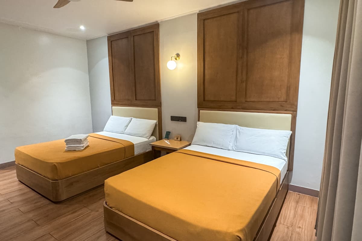 family room, 2 double beds | 1 bedroom, desk, free wifi, bed sheets