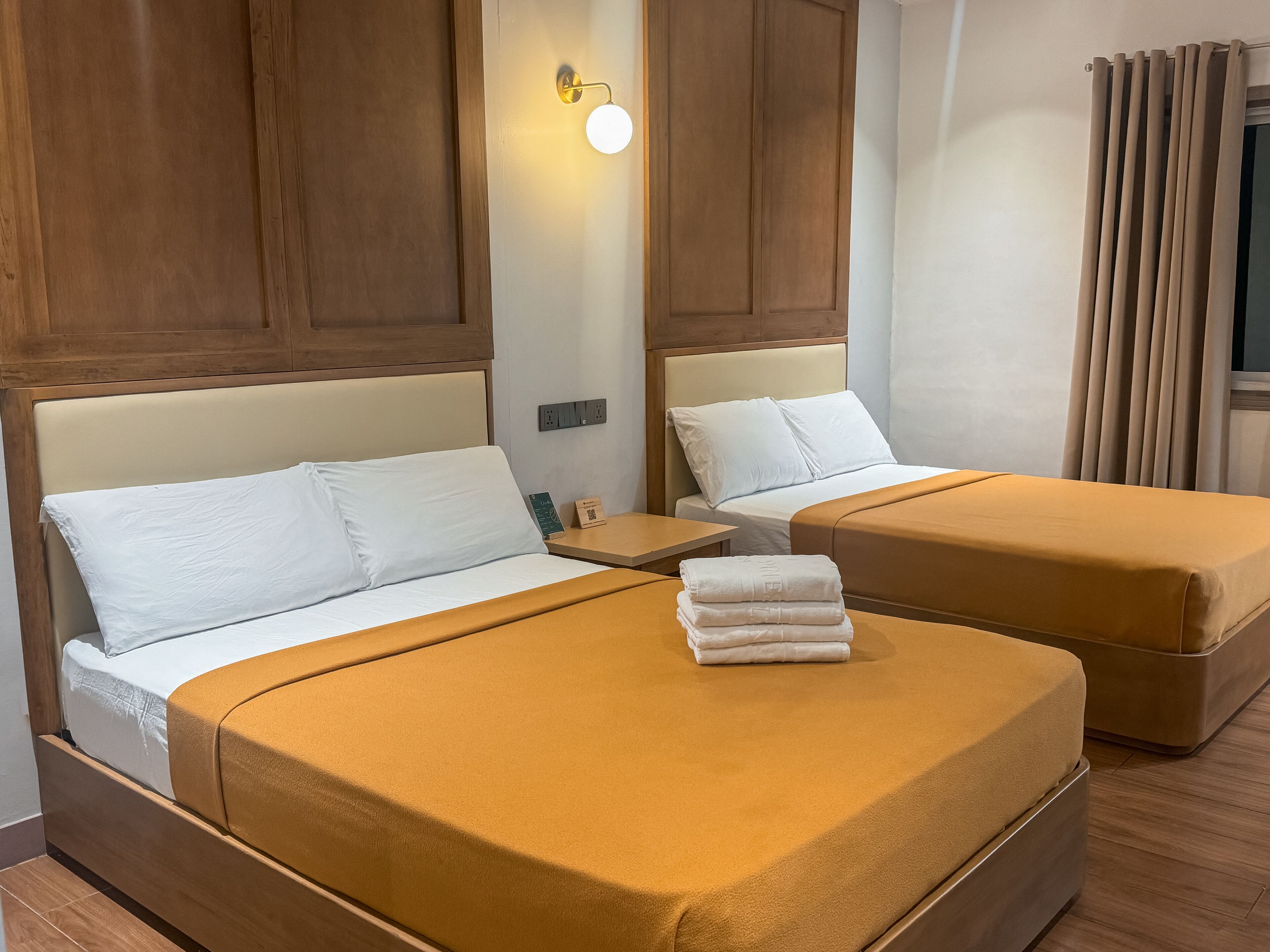 family room, 2 double beds | 1 bedroom, desk, free wifi, bed sheets