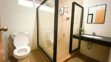 Suihku, hierova suihkupää, ilmaiset hygieniatuotteet, bidee