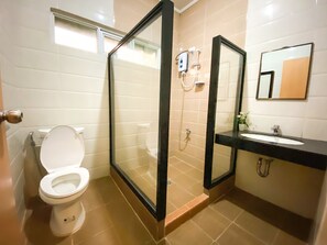 Shower, hydromassage showerhead, free toiletries, bidet - Metro Pines Inn (Baguio)